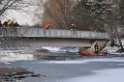 Hund und Person Eiseinbruch Koeln Fuehlinger See P024